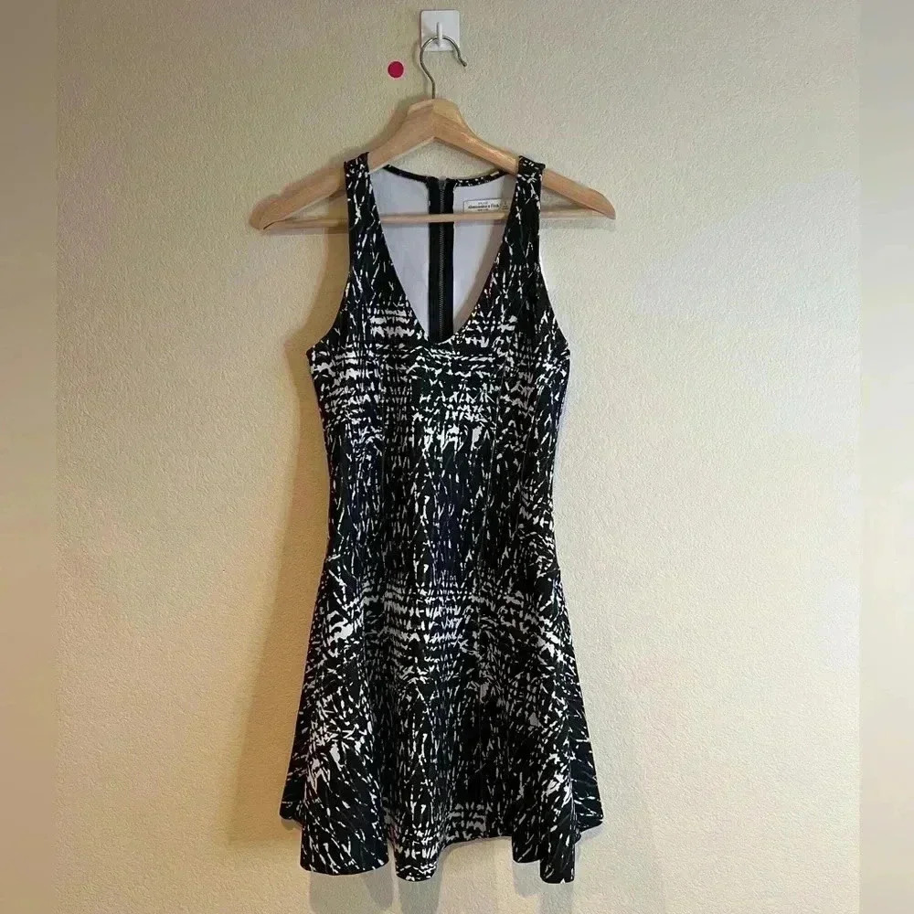 Abercrombie and fitch black white print Tennis dress new small - Picture 2 of 9